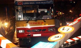 Xe buýt 'đại náo' cầu vượt