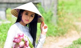 Ngọc Hân thuần khiết bên hoa sen