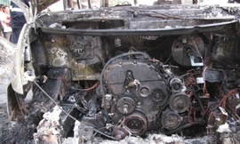 Ô tô 16 chỗ đang chạy bỗng bùng cháy