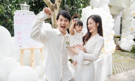 Ngày thôi nôi, con gái Đông Nhi chọn đồ gì khiến netizen thốt lên: Nối nghiệp mẹ chắc rồi!