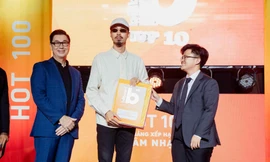 Đen Vâu "mang giải về cho mẹ", cùng lúc ẵm tận 4 giải thưởng Top 10 BXH Billboard Vietnam