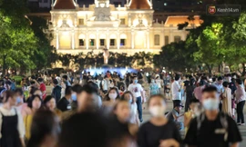 TP.HCM: Xử phạt nghiêm người không đeo khẩu trang, dừng bắn pháo hoa mừng đại lễ