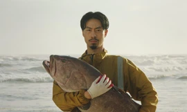 Xứng danh "ông hoàng ý tưởng", Đen Vâu hé lộ MV mới có hình ảnh hai tay ôm cá trên bờ biển
