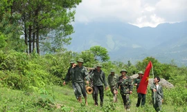 Đưa bom tới nơi hủy nổ Ảnh: D.C