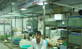 Cửa hàng thực phẩm tươi sống tại chợ Hàng Da vắng khách Ảnh: Tuấn Minh