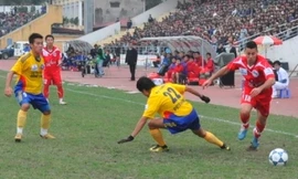 Vicem Hải Phòng (áo đỏ) chưa có chiến thắng nào ở V-League mùa này