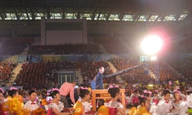 Nick Vujicic trong buổi giao lưu với trẻ khuyết tật ảnh: L.T