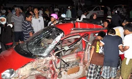 Nhân viên gác chắn mê ăn, tàu húc hàng loạt ôtô