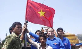 Trao huy hiệu Tuổi trẻ dũng cảm cho Bùi Văn Phải