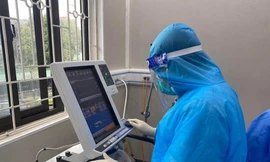 Trong số 203 di chứng do COVID-19 để lại thì tình trạng mệt mỏi chiếm hơn 80%, tiếp đến là xơ phổi 61%... Ảnh: BS tại Bệnh viện Đa khoa Hòa Bình làm việc trong Khu điều trị bệnh nhân COVID-19 nặng. 