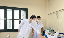 TS.BS Nguyễn Hải Nam khám lại cho người bệnh. Ảnh: BV cung cấp