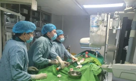 Các bác sỹ thực hiện ca phẫu thuật cho bệnh nhân Nguyễn V.Th