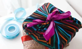 Nữ trưởng phòng chết lặng phát hiện bí mật của chồng trẻ nhờ gói quà hàng hiệu đi nhầm địa chỉ