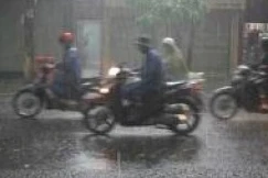 Mưa dông tiếp diễn ở Bắc Bộ