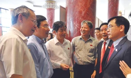 Các đại biểu trao đổi bên hành lang Quốc hội Ảnh: Hồng Vĩnh