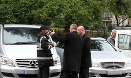 Bà Hillary Clinton bị phạt vì không nộp phí đỗ xe