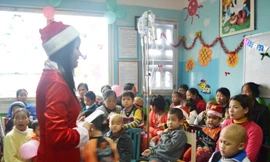 Tình nguyện viên tổ chức giáng sinh cho em nhỏ Bệnh viện Nhi T.Ư