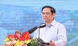 Thủ tướng Phạm Minh Chính phát biểu sau khi kiểm tra tiến độ chuẩn bị hoà lưới điện của tổ máy số 1 Nhà máy Nhiệt điện Thái Bình 2. Ảnh: Dương Giang/TTXVN