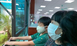 Nhiều học sinh ngóng trường học từ xa. Đến bao giờ học sinh được đến trường? Ảnh: Đ.H