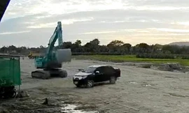 Bình Thuận: Phút kinh hoàng của tài xế khi xe bán tải bị máy múc đập như trời giáng