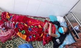 Cháu L. hiện đang nhập viện với nhiều vết bầm tím (Ảnh: Gia đình cung cấp) 