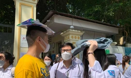 Thí sinh đến làm thủ tục dự thi sáng nay, 17/6 tại điểm thi trường THCS Thái Thịnh. Ảnh: Đỗ Hợp