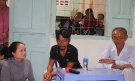 Xóm biển đẫm nước mắt đón 4 ngư dân sống sót trong vụ đắm tàu