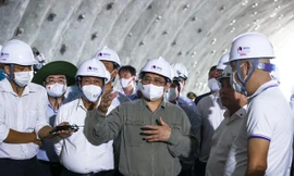 Thủ tướng động viên đội ngũ cán bộ, công nhân đang thi công trên các hầm thuộc tuyến cao tốc Bắc - Nam phía Đông - Ảnh: VGP/Nhật Bắc