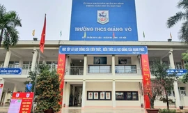 Khẩu hiệu gây tranh cãi khi 'chào mừng các con học sinh trở lại trường học'. Ảnh: website THCS Giảng Võ