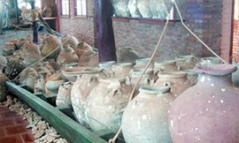 Các cổ vật trăm năm lấy lên từ con tàu đắm ở vùng biển Phú Quốc được trưng bày tại Bảo tàng Cội Nguồn (Phú Quốc)