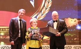 Tỷ phú Mỹ ủng hộ hàng tỷ đồng giúp trẻ em nghèo Việt Nam