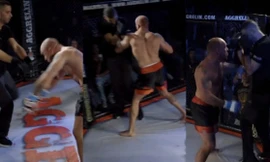 Võ sĩ MMA nổi điên đấm thẳng mặt trọng tài