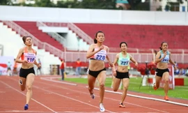 'Nữ hoàng tốc độ' Lê Tú Chinh phá kỷ lục của chính mình