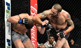 Võ sĩ MMA hạ gục đối thủ bằng đòn cùi chỏ 'trời giáng'