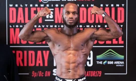 Tung đòn hiểm, nhà vô địch MMA khiến đối thủ quỳ gối xin thua