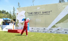 Chủ tịch tập đoàn BRG, Madame Nguyễn Thị Nga phát bóng khai mạc giải đấu