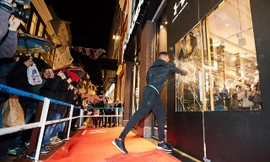 'Vua knock-out' ngứa tay, đấm nát kính cửa hàng