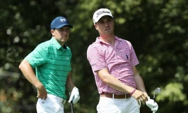 Justin Thomas (phải) xuất sắc ghi -7 gậy vượt xa Jordan Spieth 