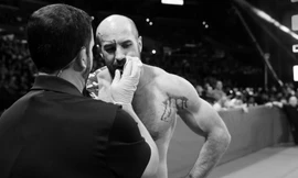 Cesaro bị gãy 2 chiếc răng cửa nhưng vẫn tiếp tục thi đấu 