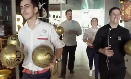 CR7 tặng Quả bóng vàng" cho khách hàng. 