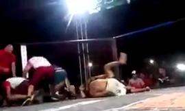 Cảnh tượng hỗn loạn trên sàn đấu 