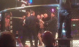 'Gã điên' MMA đột nhập lồng bát giác, đòi đánh trọng tài