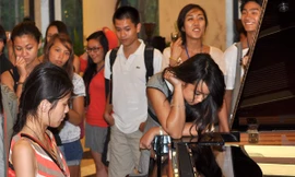 Diệu Ân biểu diễn đàn trước các trại viên