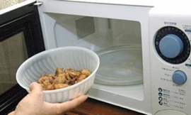 Không nên sử dụng đồ nhựa trong lò vi sóng