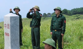 Chiến sĩ trẻ Đồn Biên phòng 73 tại cột mốc 980. Ảnh: N.L