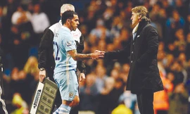 Mancini vẫn tung cờ trắng dù M.U bại trận