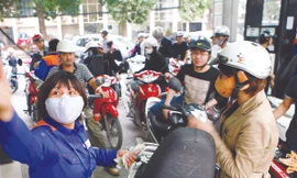 Người dân đang băn khoăn trước quyết định “tăng nhanh như gió, giảm như rùa” đối với giá xăng dầu Ảnh: Hồng Vĩnh