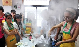 Nam sinh đua nhau đi học làm vú nuôi