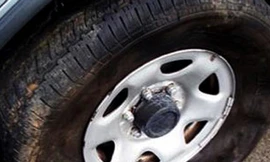 Xe bị nổ lốp, cần làm gì?