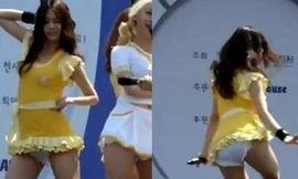 Ca sĩ tuổi teen hớ hênh trên sân khấu